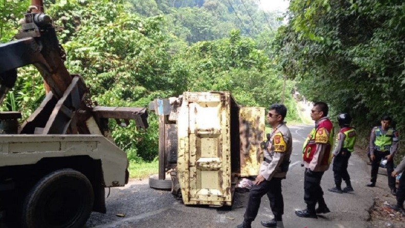 Tak Kuat Menanjak, Truk Pengangkut Wisatawan Terguling di Palabuhanratu