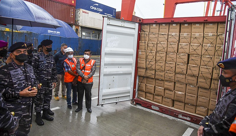 Penampakan Kapal Singapura Angkut 36 Kontainer Berisi Minyak Goreng Ditangkap TNI AL - Bagian 1