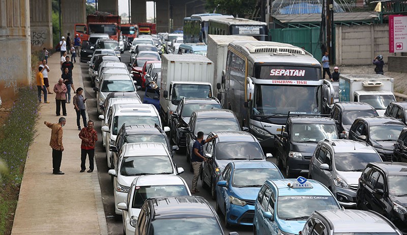 Imbas One Way, Jalan Kalimalang Macet Total Nyaris Tak Bergerak Sejauh 4 Km - Bagian 1