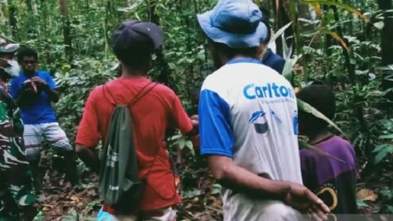 Bermodal Senter, Babinsa Terobos Gelapnya Belantara Hutan Papua Cari Warga Hilang