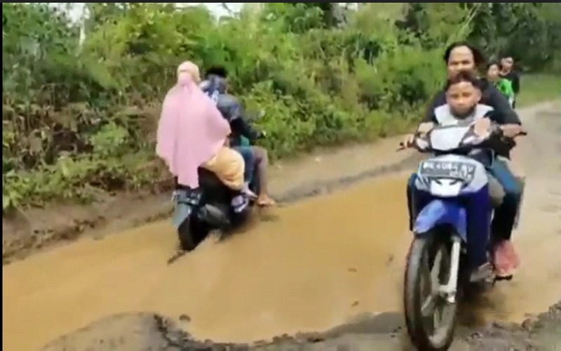 Kisah Ribuan Warga Muara Enim Lintasi Jalan Berlumpur di saat Idul Fitri 