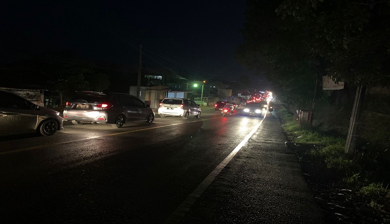 Malam Hari, Jalur Padalarang-Cianjur Macet, Kendaraan Melaju 5 Km per Jam