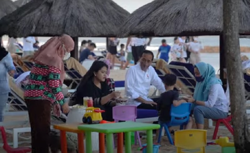 Serunya Liburan Jokowi Bersama Cucu di Pantai Bali, Dari Main Bola hingga Terbangkan Layangan
