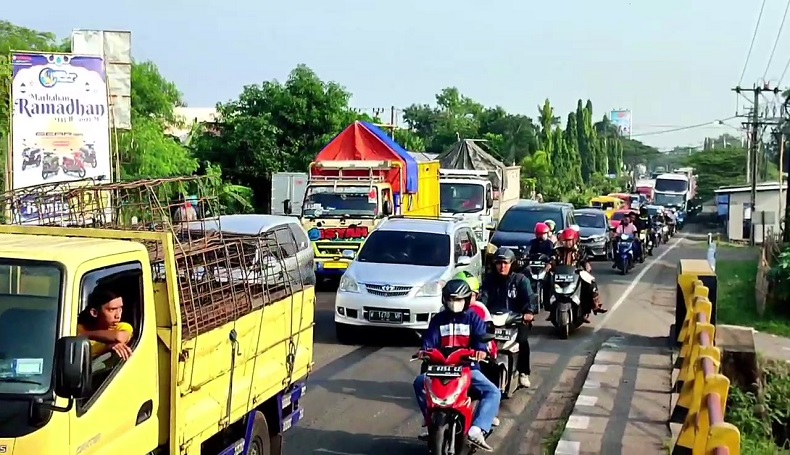 Macet di Jalur Pantura Cirebon, Kendaraan Merayap dengan Kecepatan 10 Km per Jam