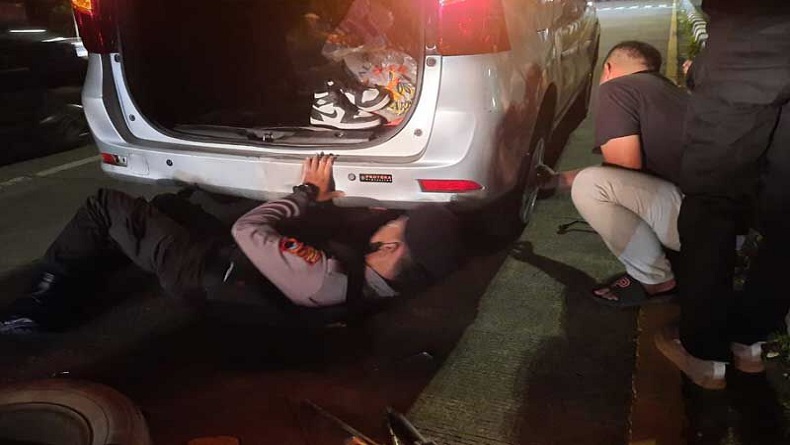 Keren, Begini Aksi Polisi di Salatiga saat Bantu Ganti Ban Mobil Pemudik yang Bocor