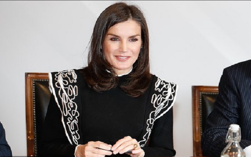 Ratu Ini Selipkan Sosis Khusus dalam Paket Bantuan Senjata untuk Tentara Ukraina