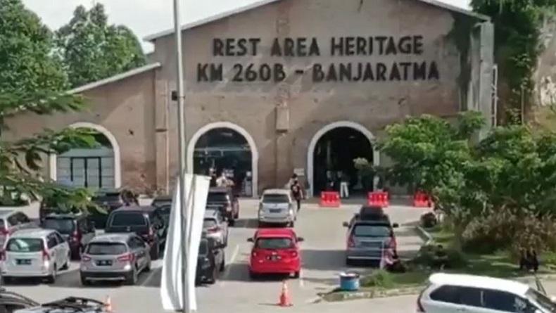 Rest Area Tol Pejagan-Pemalang di Brebes Dipadati Kendaraan Pemudik