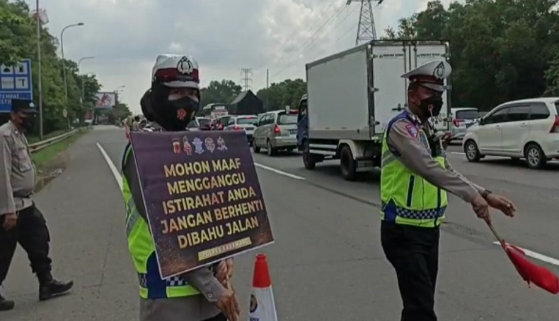 Cerita Polwan Karawang saat Pengamanan Lebaran, Ukur Kesabaran di Musim Mudik