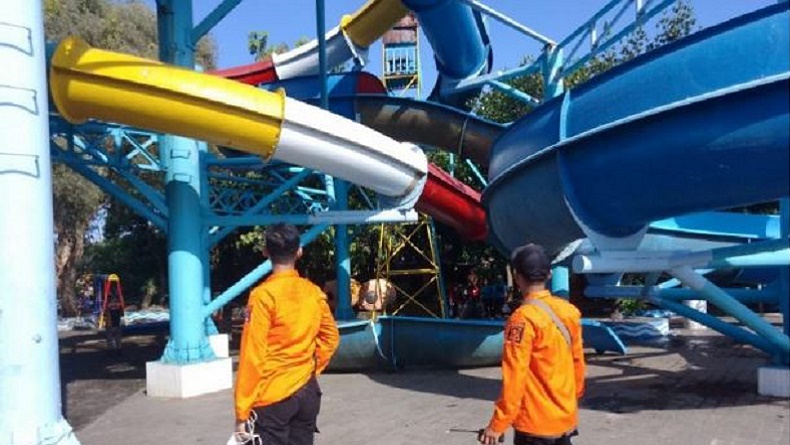 title Suasana Mengerikan Seluncuran Kenpark Ambrol, Anak-Anak Teriak saat Berjatuhan Suasana Mengerikan Seluncuran Kenpark Ambrol, Anak-Anak Teriak saat Berjatuhan