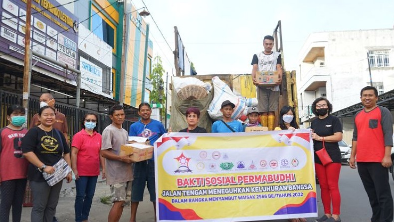 Sambut Tri Suci Waisak, Permabudhi Gorontalo Bagikan 100 Paket sembako ke Petugas Kebersihan