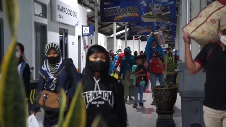 title Ribuan Pemudik Kembali ke Kota Bandung Padati Stasiun Kiaracondong Ribuan Pemudik Kembali ke Kota Bandung Padati Stasiun Kiaracondong