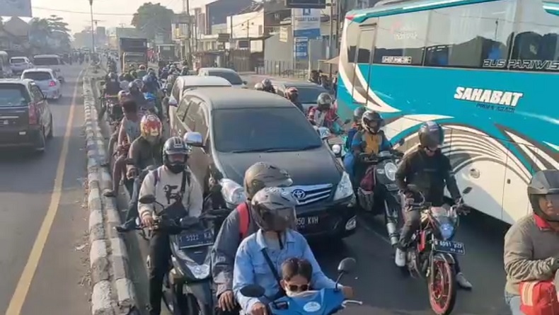 H+6 Lebaran, Arus Balik Pemudik Sepeda Motor Padat Merayap di Pantura Cirebon