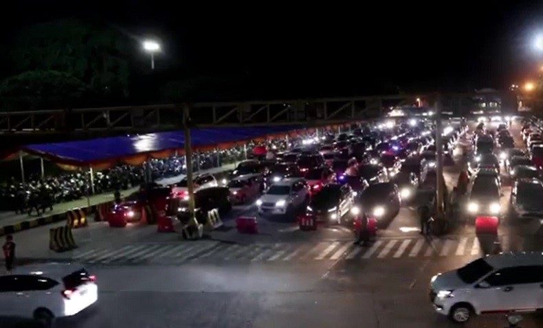 Pelabuhan Bakauheni Hentikan Pelayaran akibat Cuaca Buruk di Selat Sunda