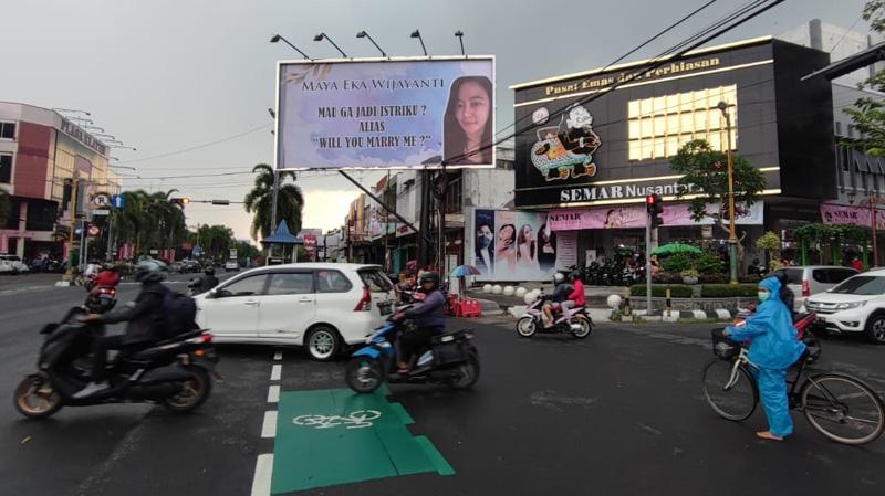 Romantis, Anggota Polisi Pasang Baliho Raksasa Berisi Ajakan Menikah ke Pacarnya