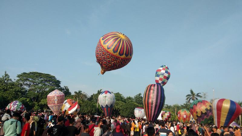 Warna-warni Balon Udara Hiasi Langit Pekalongan