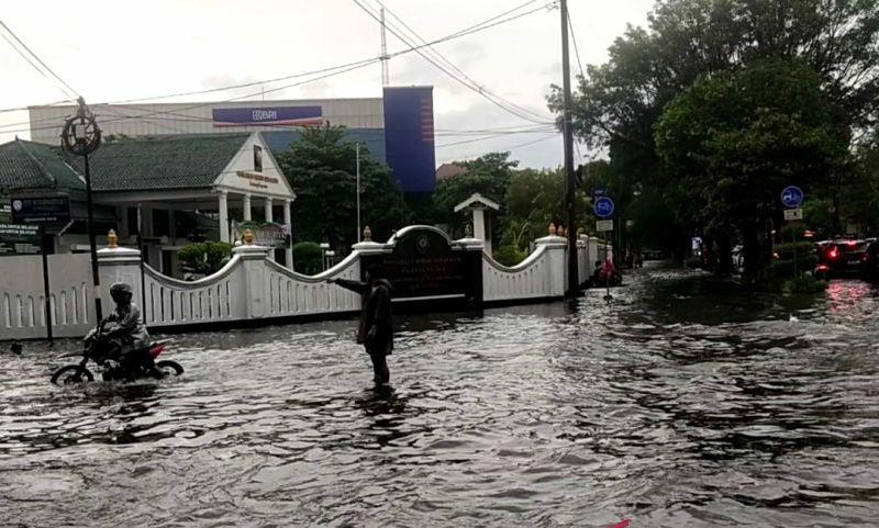 Diguyur Hujan Lebat 2 Jam, Sejumlah Ruas Jalan Di Kota Solo Terendam Banjir