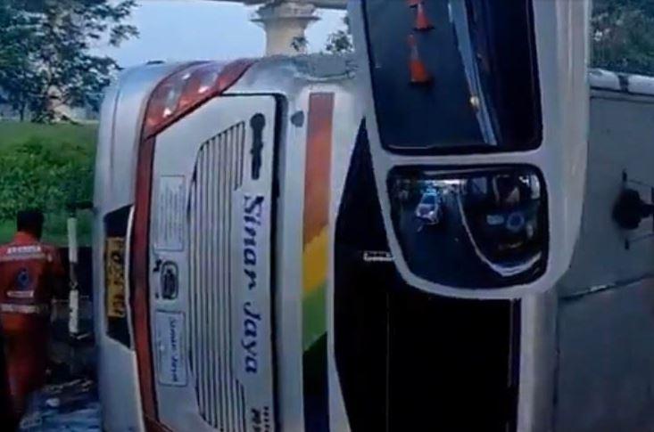 Bus Angkut Penumpang Arus Balik Kecelakaan di Tol Japek, 9 Orang Luka Ringan