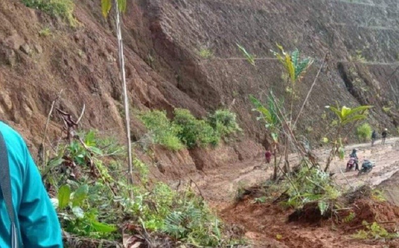 title Jalan Trans Sulawesi Tertimbun Longsor, Akses Mamuju-Mamasa Terputus Jalan Trans Sulawesi Tertimbun Longsor, Akses Mamuju-Mamasa Terputus