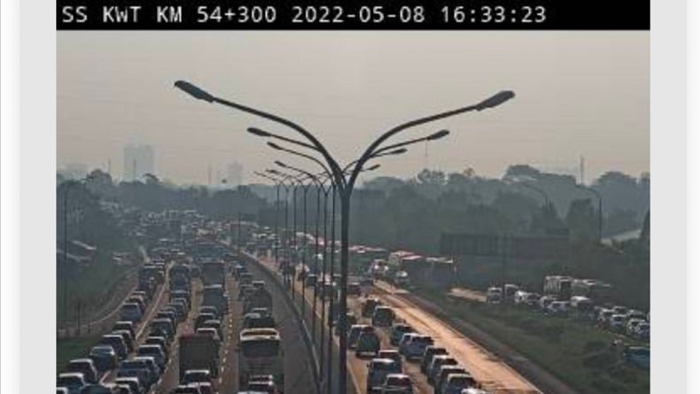 Libur Panjang, Lalu Lintas Padat, Jasa Marga Berlakukan Contraflow di Km 47-65 Tol Japek