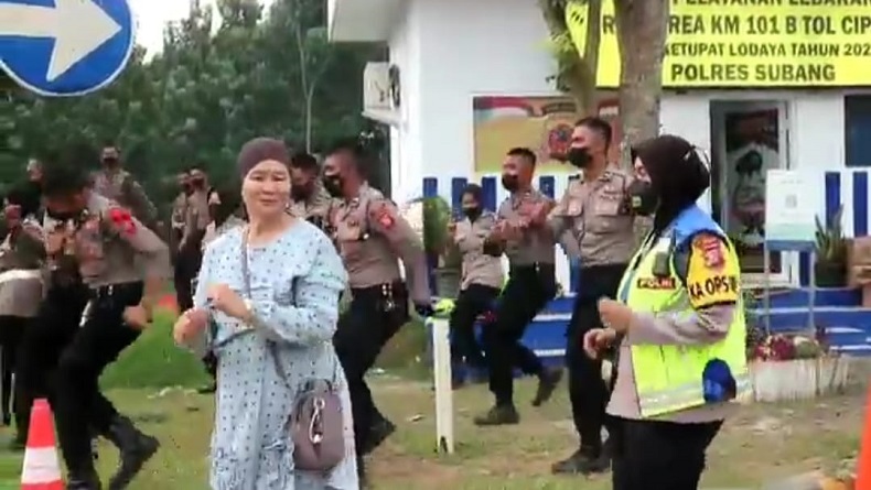 Hilangkan Stres Perjalanan, Polisi Ajak Pemudik Joget Bareng di Rest Area 101 Tol Cipali Subang