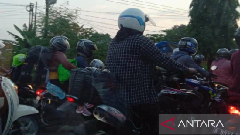 title Arus Balik Ribuan Kendaraan Pemudik Tiba di Karawang, Jalur Arteri Macet Parah Arus Balik Ribuan Kendaraan Pemudik Tiba di Karawang, Jalur Arteri Macet Parah