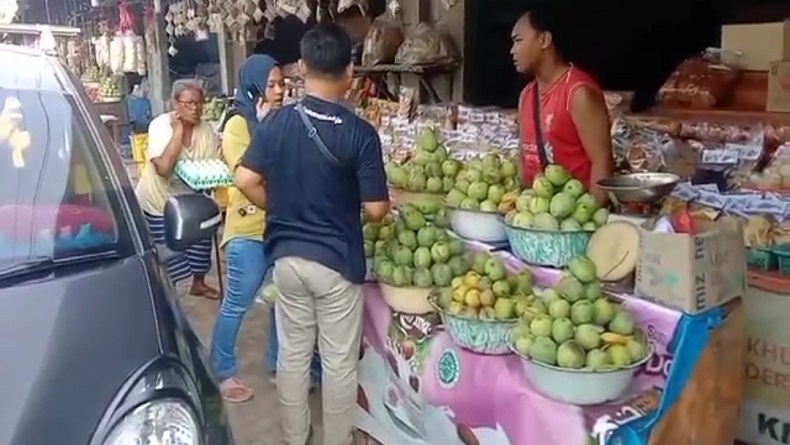 title Berkah Arus Mudik-Balik, Pemudik Buru Mangga Gedong Gincu Indramayu, Pedagang Untung Besar Berkah Arus Mudik-Balik, Pemudik Buru Mangga Gedong Gincu Indramayu, Pedagang Untung Besar