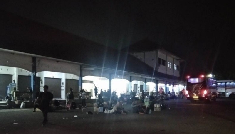 title Bus Terjebak Macet, Penumpang Tujuan Jakarta Telantar di Terminal Kudus hingga Tengah Malam Bus Terjebak Macet, Penumpang Tujuan Jakarta Telantar di Terminal Kudus hingga Tengah Malam