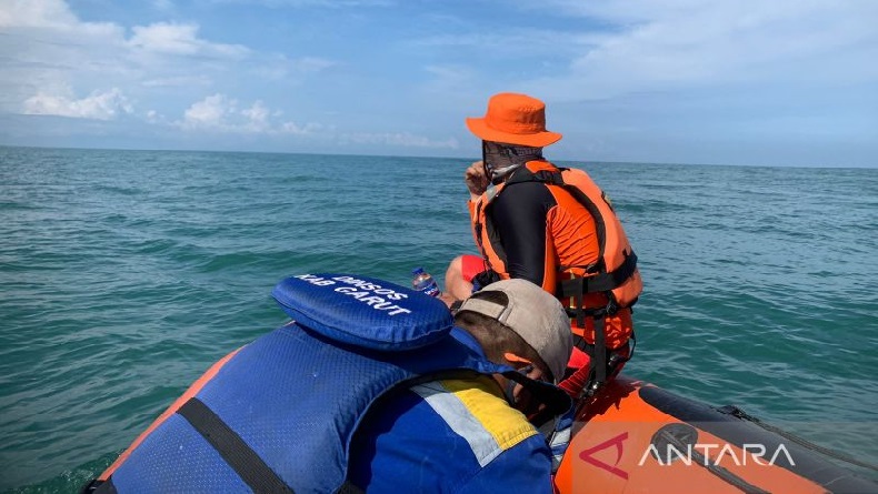 Cari Korban Terseret Ombak di Sayang Heulang Garut, Tim SAR Sisir Tengah Laut