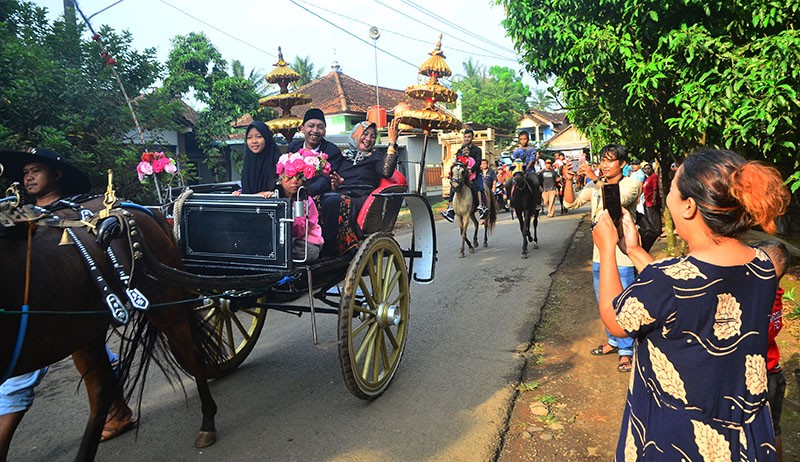 Prosesi Pernikahan Unik di Jepara, Pengantin Diarak dengan Kereta Kuda - Bagian 2