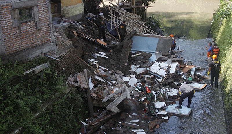 Rumah Roboh Tergerus Aliran Sungai Solo, Wali Kota Gibran Janji Perbaiki Kerusakan - Bagian 2