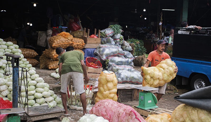 Suasana Aktivitas Pedagang di Pasar Induk Kramat Jati Kembali Normal - Bagian 2