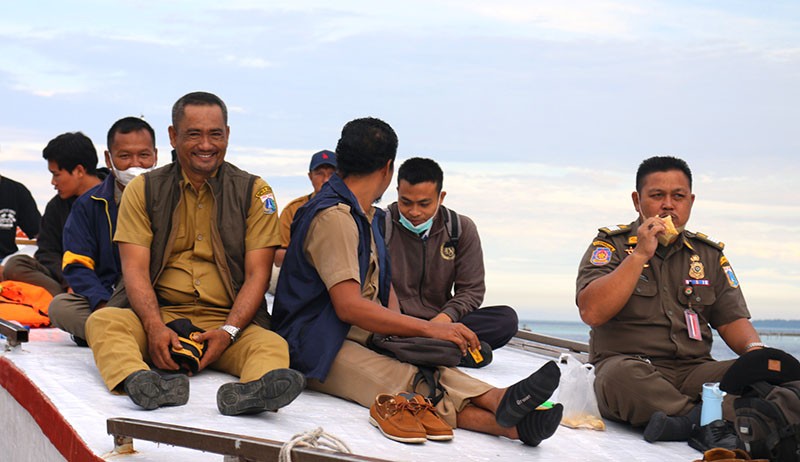 Potret ASN Naik Perahu Berangkat Kerja Hari Pertama usai Libur Lebaran - Bagian 2
