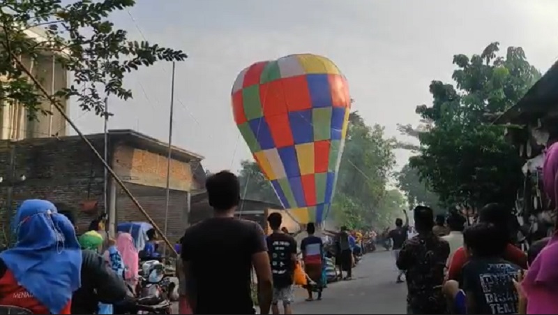 Warga Jombang Ramai-Ramai Terbangkan Balon Udara, Ini Respons Polisi