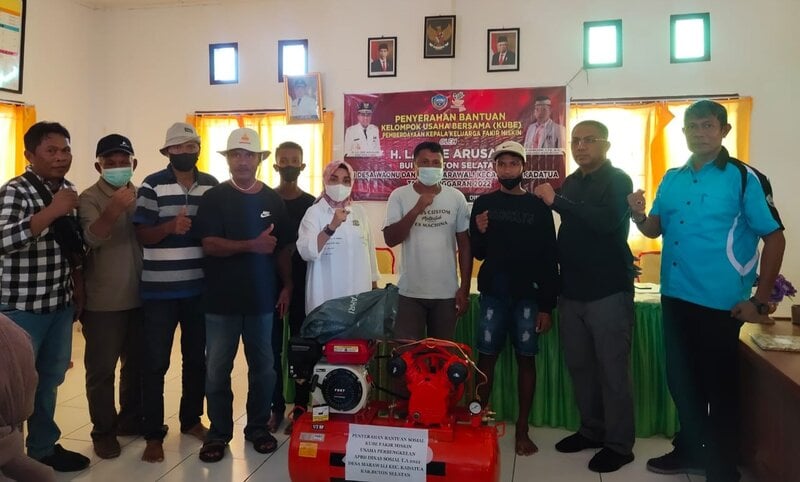 Bupati Buton Selatan Serahkan Bansos Beras bagi Lansia Senilai Rp37,5 juta