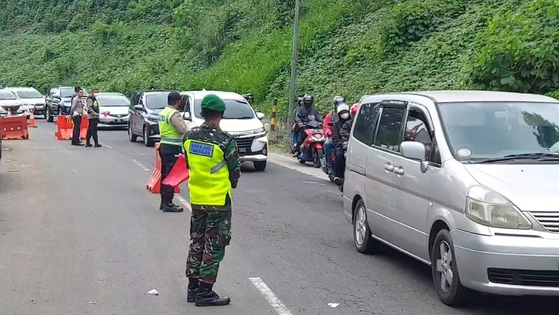 Atasi Kemacetan 20 Km di Jalur Gentong, Polisi Terapkan One Way