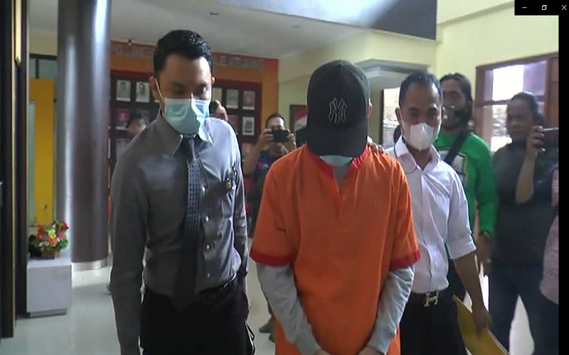 Promosikan Situs Terlarang, Selebgram Palembang Tertunduk Ditangkap Polisi 