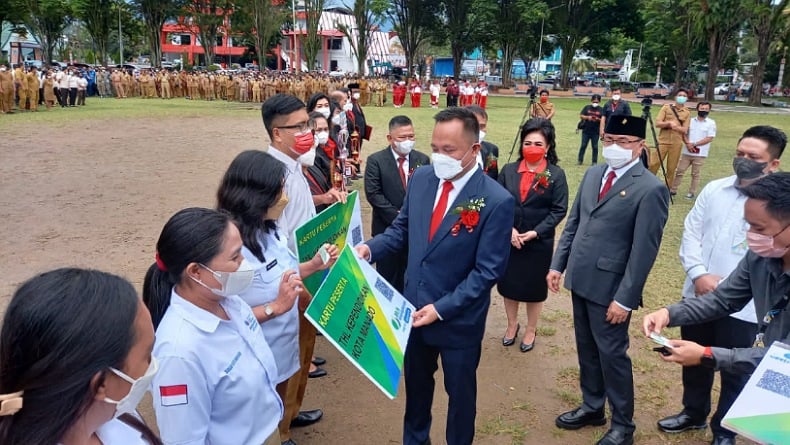 Kado Hardiknas, Wali Kota Manado Serahkan Kartu Peserta BPJamsostek kepada 379 THL   