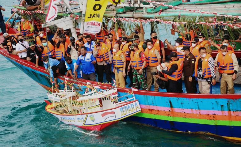Ribuan Warga Ikuti Larung Kepala Kerbau, Bupati Jepara: Alhamdulillah Lancar
