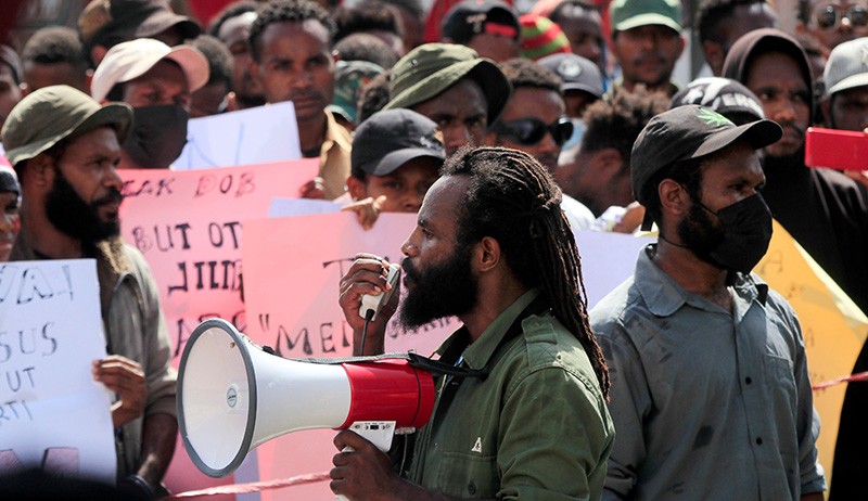 Aksi Tolak Pemekaran di Papua Rusuh, Polisi Semprot Water Cannon Bubarkan Massa - Bagian 3