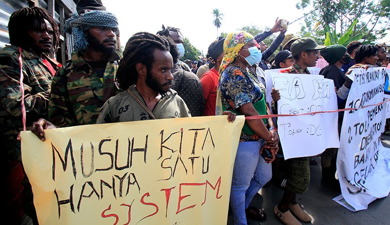 Aksi Tolak Pemekaran di Papua Rusuh, Polisi Semprot Water Cannon Bubarkan Massa - Bagian 2