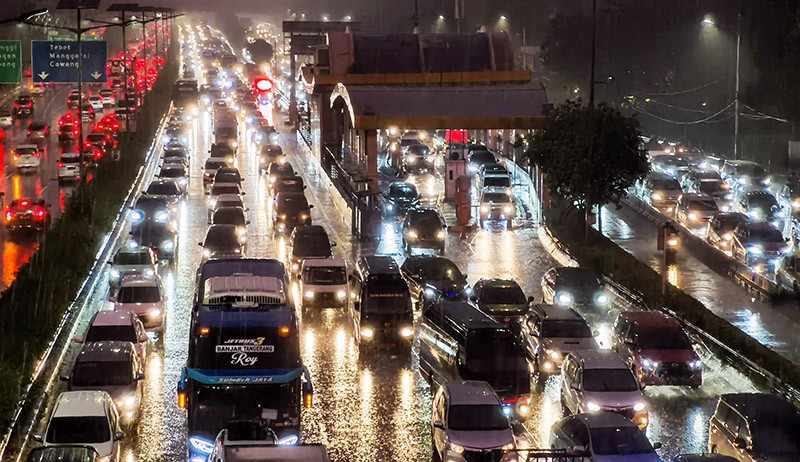 Potret Kemacetan Jakarta Kembali Muncul usai Libur Lebaran - Bagian 1
