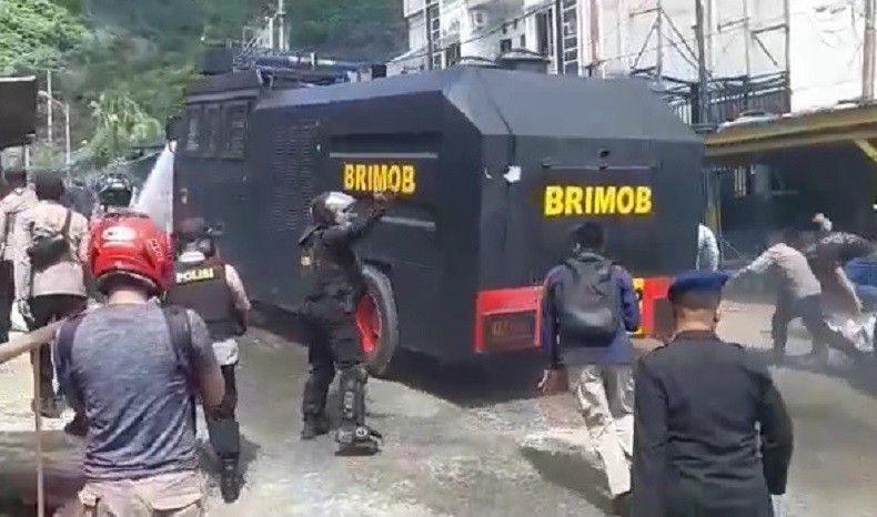 title Demo di Jayapura terkait Penolakan DOB, Polisi Semprot Gas Air Mata Bubarkan Massa Demo di Jayapura terkait Penolakan DOB, Polisi Semprot Gas Air Mata Bubarkan Massa