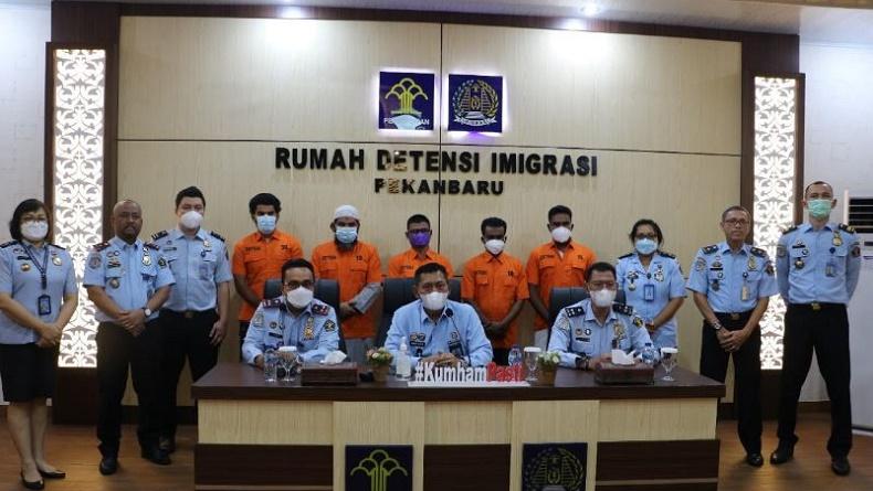 Tertangkap Basah Minta Sumbangan di Masjid, 2 Warga Pakistan Dideportasi dari Riau