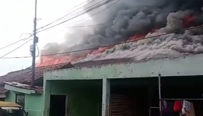 Bangunan Milik TNI di Cimahi Terbakar Hebat, Penghuni Berhamburan Keluar