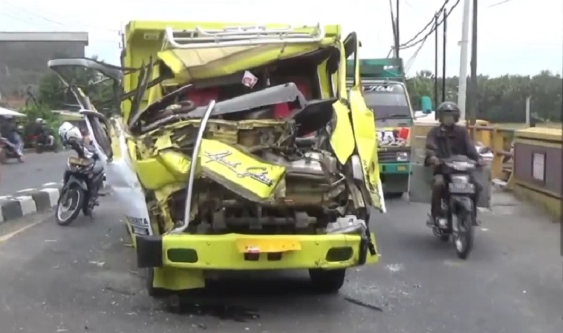 title 2 Truk Terlibat Kecelakaan Beruntun di Jombang, 1 Tewas 2 Luka 2 Truk Terlibat Kecelakaan Beruntun di Jombang, 1 Tewas 2 Luka