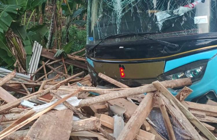 Setir Kemudi Bermasalah, Bus Rombongan Wisatawan Tabrak Usaha Mebel di Gunungkidul 