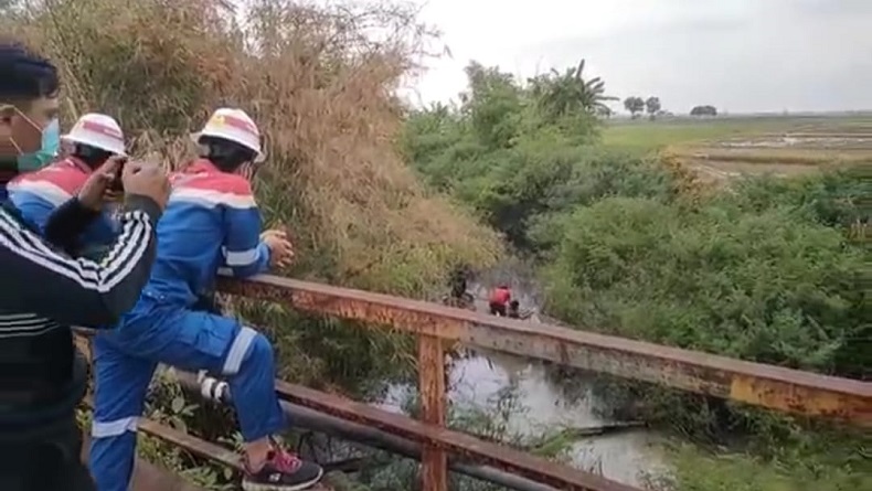 title Update Pipa Pertamina Terbakar di Cikedung Indramayu, Sawah dan Sungai Tercemar Minyak Mentah Update Pipa Pertamina Terbakar di Cikedung Indramayu, Sawah dan Sungai Tercemar Minyak Mentah