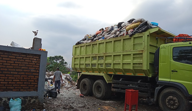 Usai Lebaran Sampah Kota Bandung Menumpuk Tak Terangkut, Bau Busuk Menyengat