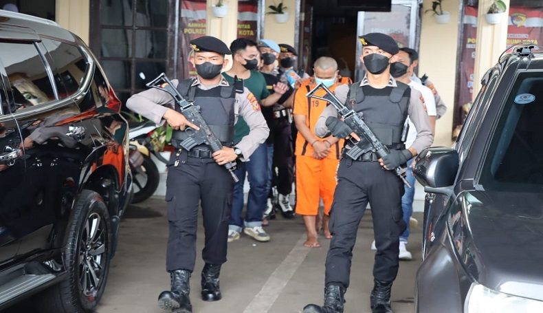 Sadis, Warga Ciandam Sukabumi Diseret Sambil Dibacok lalu Diberdirikan Dibacok lagi
