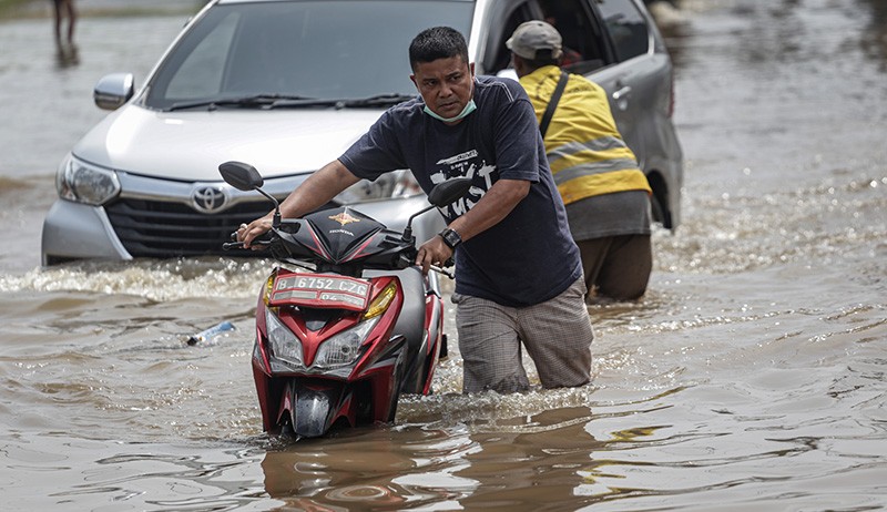 Gerobak Pedagang Berjatuhan hingga Motor Mogok akibat Banjir di Periuk Tangerang - Bagian 3